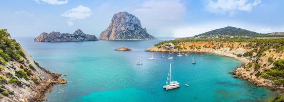 Ibiza Urlaub im Frühsommer: 5 Tage im 3*Hotel auf Ibiza inkl. Halbpension, Transfer + Flüge ab 294€/Person